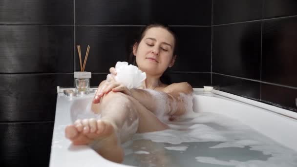 Leende Elegant Kvinna Avkopplande Badrum Med Svarta Kakel Kvinnlig Hygien — Stockvideo