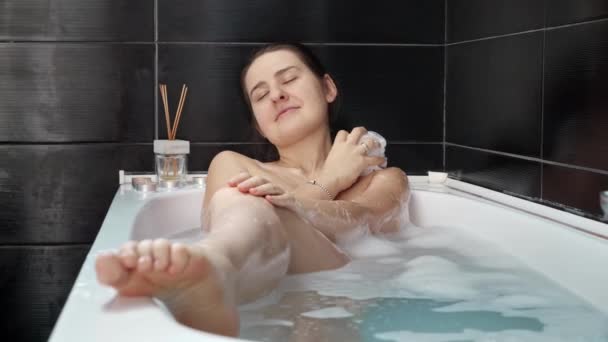 泡風呂とリラックスした若い女性 女性の衛生 バスルームでのリラックス 美しさと健康 — ストック動画