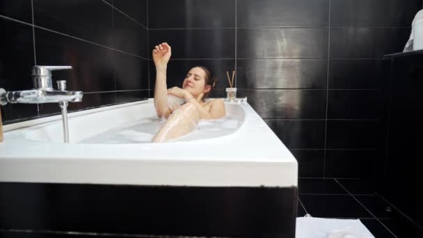 Dolly Tiro Mujer Tomando Baño Baño Con Paredes Negras Higiene — Vídeo de stock