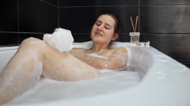 Güzel Gülümseyen Bir Kadın Banyoda Uzanıyor Seksi Vücudunu Yıkıyor Kadın — Stok video