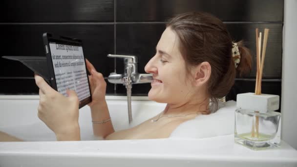 Kombinálja Fürdési Időt Táblagéppel Otthoni Munka Modern Technológia Távoli Munka — Stock videók