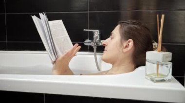 Esmer kadının bir kitapla banyo yaptığı portre. Kişisel bakım, eğitim, hijyen ve kaplıca