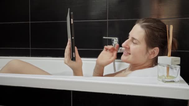 Kobieta Relaksująca Się Łaźni Podczas Rozmowy Wideo Tablecie Najlepiej Promować — Wideo stockowe