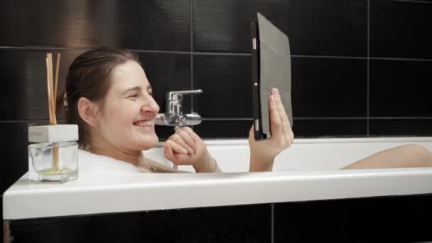 Mulher Tomando Banho Enquanto Permanece Conectado Com Amigos Familiares Através — Vídeo de Stock