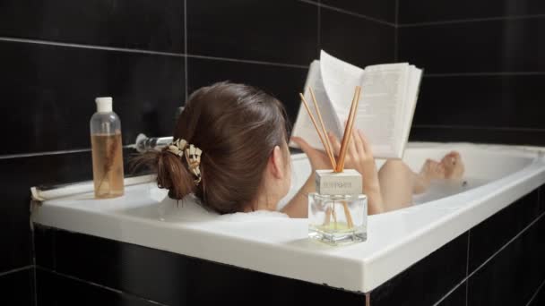 Rückansicht Einer Jungen Frau Die Sich Der Badewanne Entspannt Und — Stockvideo