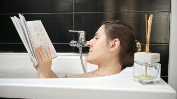 Zarif Bir Kadın Banyoda Uzanıp Kitap Okuyor Kişisel Bakım Eğitim — Stok video