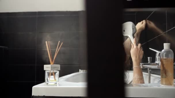 Una Mujer Tomando Baño Relajante Lavándose Las Piernas Con Espuma — Vídeos de Stock