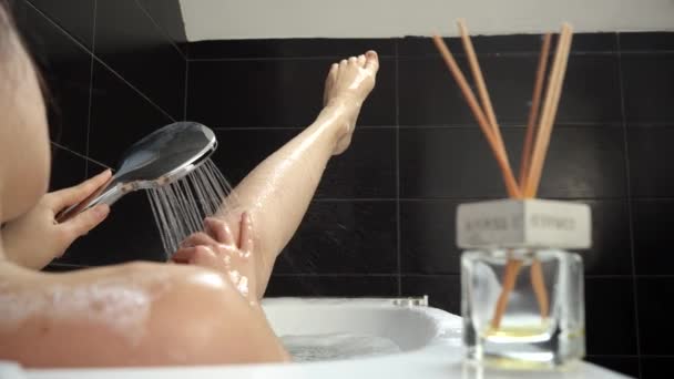 Kobieta Oddająca Się Doświadczeniom Podobnym Spa Biorąca Relaksującą Kąpiel Myjąca — Wideo stockowe