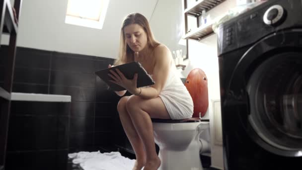 Kvinna Multitasking Sitter Toalett Och Arbetar Surfplatta Dator Vikten Att — Stockvideo