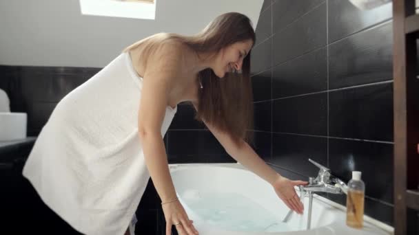 Ung Kvinna Täckt Vit Handduk Fyllning Bad Med Varmt Vatten — Stockvideo