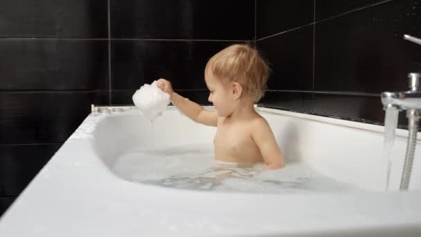 미소짓고 아이가 즐겁게 목욕하고 때부터 습관의 — 비디오