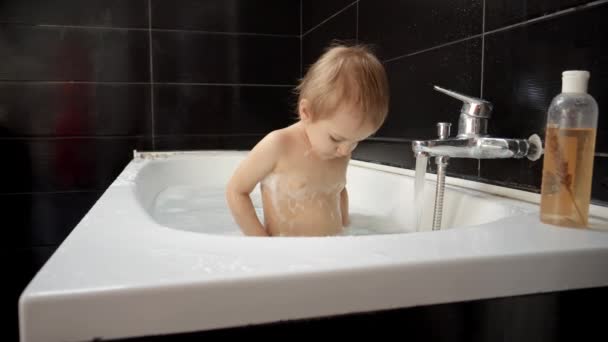 Liten Pojke Som Leker Och Tvättar Sig Badet Skapa Rolig — Stockvideo