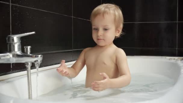 Дитячий Хлопчик Насолоджується Часом Ванні Чудово Грає Водою Піною Збереження — стокове відео