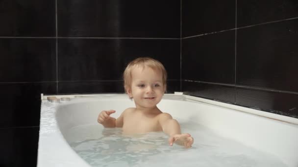 Uśmiechnięty Chłopczyk Bawiący Się Wannie Wodą Pianką Opracowanie Dobrych Praktyk — Wideo stockowe