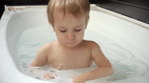 Mały Chłopiec Cieszący Się Kąpielą Bawiący Się Wodą Pianką Gąbką — Wideo stockowe