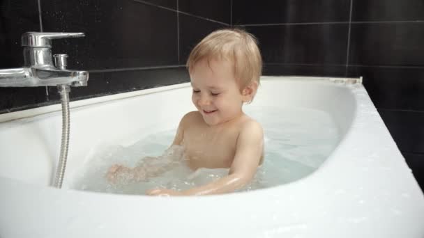 Αργή Κίνηση Ενός Χαριτωμένου Μικρού Αγοριού Απολαμβάνει Μπάνιο Του Παίζοντας — Αρχείο Βίντεο