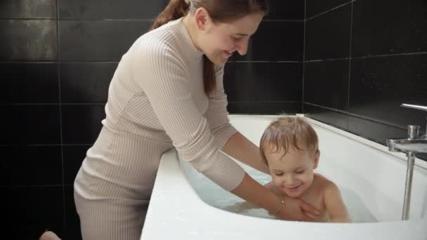 Gelukkig Lachende Moeder Wassen Wrijven Haar Baby Jongen Zitten Bad — Stockvideo