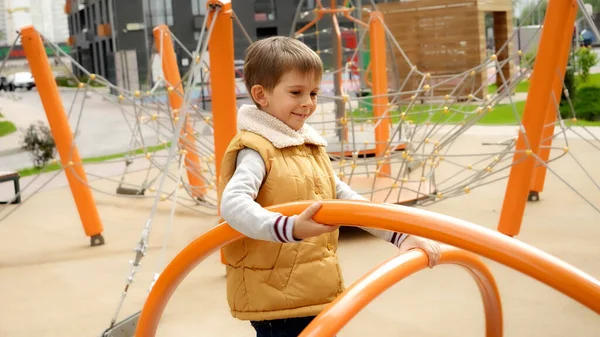Cute Boy Zabawy Podczas Przędzenia Karuzeli Karuzeli Aktywne Dziecko Sport — Zdjęcie stockowe