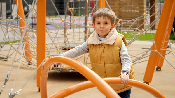 Szczęśliwy Uśmiechnięty Chłopiec Wirujący Karuzeli Publicznym Placu Zabaw Aktywne Dziecko — Zdjęcie stockowe