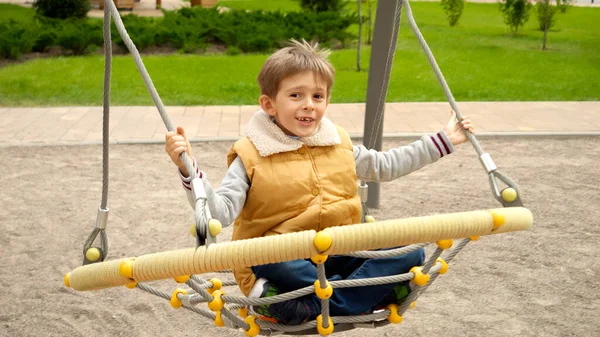 Movimento Lento Menino Bonito Balançando Alto Rápido Playground Escola Criança — Fotografia de Stock