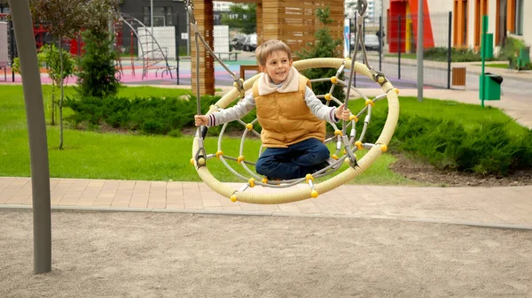 Sorrindo Menino Pequeno Moagem Corda Web Swing Divertindo Balançando Criança — Fotografia de Stock