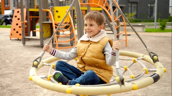 Letni Chłopiec Kołyszący Się Wirujący Publicznym Placu Zabaw Wietrzny Słoneczny — Zdjęcie stockowe