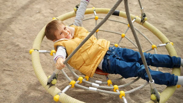 Vista Superior Sobre Pequeño Niño Sonriente Acostado Cuerda Tela Swing — Foto de Stock