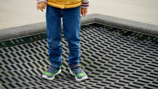 Gros Plan Enfant Portant Des Baskets Sautant Haut Sur Trampoline — Photo