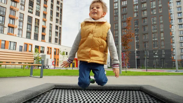 Movimento Lento Criança Feliz Que Gosta Saltar Trampolim Campo Jogos — Fotografia de Stock