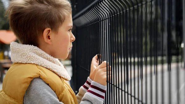 Mały Chłopiec Płaczący Obok Metalowego Ogrodzenia Publicznym Placu Zabaw Depresja — Zdjęcie stockowe