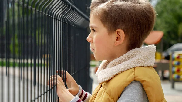 Rozrušený Osamělý Chlapec Stojící Veřejném Hřišti Dívající Skrz Něj Dětská — Stock fotografie