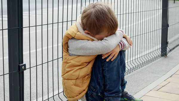 외로운 소년은 놀이터에서 울타리 느낀다 어린이 우울증 괴롭히는 학교에서의 피해자 — 스톡 사진