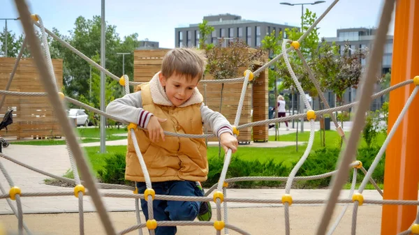 Fröhlicher Junge Klettert Auf Spielplatz Modernem Wohnblock Durch Seile Und — Stockfoto