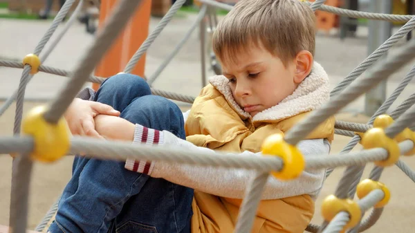 Smutny Samotny Chłopiec Bez Przyjaciół Siedzący Sam Placu Zabaw Depresja — Zdjęcie stockowe