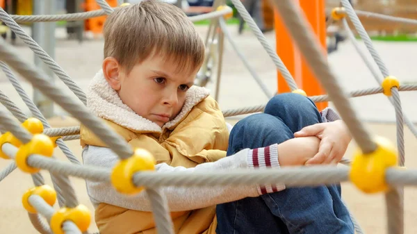 Smutny Samotny Chłopiec Bez Przyjaciół Siedzący Samotnie Publicznym Placu Zabaw — Zdjęcie stockowe
