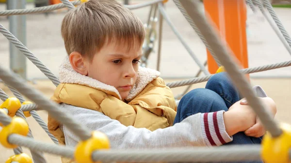 Rozrušený Smutný Chlapec Který Stal Obětí Šikany Sedící Sám Školním — Stock fotografie