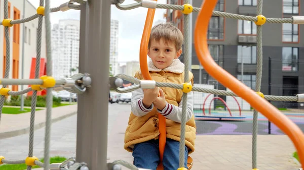 Szczęśliwy Uśmiechnięty Chłopiec Siedzący Karuzeli Wirujący Aktywne Dziecko Sport Rozwój — Zdjęcie stockowe