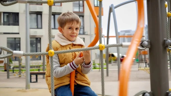 Gelukkig Glimlachende Jongen Geniet Spinnen Carrousel Nieuwe Openbare Speelplaats Actief — Stockfoto