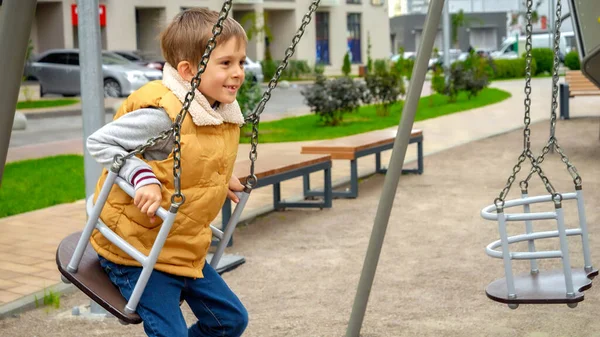 Feliz Sorrindo Rindo Garoto Balançando Playground Novo Quarteirão Cidade Criança — Fotografia de Stock