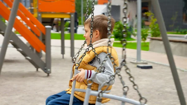 Glücklich Lächelnder Junge Schwingt Auf Der Kettenschaukel Auf Kinderspielplatz — Stockfoto