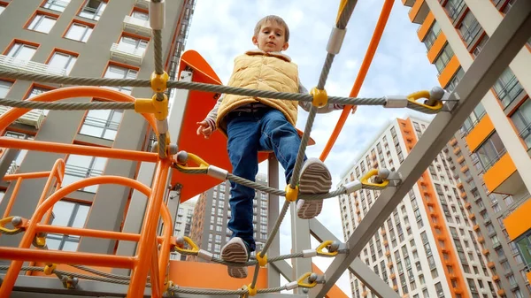Mały Aktywny Chłopiec Spacerujący Linowym Moście Nowoczesnym Placu Zabaw Dla — Zdjęcie stockowe