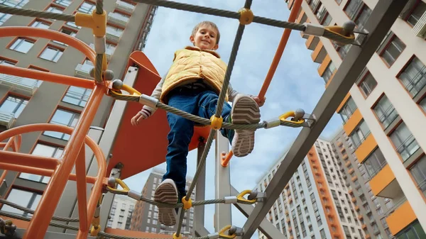 Glücklich Lächelnder Junge Überquert Die Hängebrücke Auf Dem Spielplatz Neuen — Stockfoto