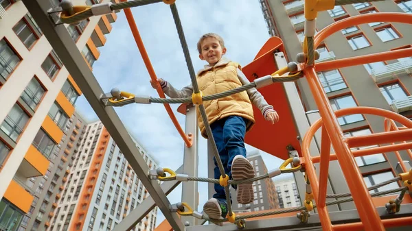Menino Sorridente Cruzando Ponte Corda Entre Duas Torres Parque Infantil — Fotografia de Stock