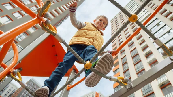 Szczęśliwy Uśmiechnięty Chłopiec Spacerujący Ciasnych Linach Nawleczony Dziecięcy Plac Zabaw — Zdjęcie stockowe