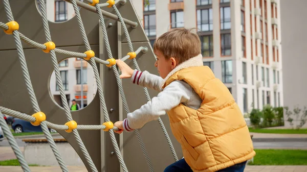 Mały Aktywny Chłopiec Wspinający Się Linowej Pajęczynie Plenerowym Placu Zabaw — Zdjęcie stockowe