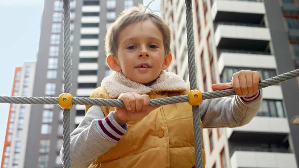 Portret Chłopca Trzymającego Ciasną Linę Lub Pajęczynę Placu Zabaw Patrzącego — Zdjęcie stockowe