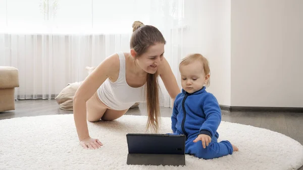 Mutlu Gülümseyen Bir Kadın Oğluyla Şınav Çekiyor Tablet Bilgisayardan Online — Stok fotoğraf