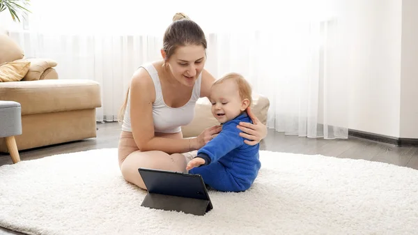 Sorrindo Jovem Mãe Fazendo Massagem Bebê Alongamento Corpo Para Seu — Fotografia de Stock