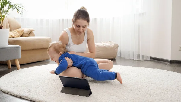 Ung Mamma Med Baby Pojke Tittar Online Fitness Kurs Surfplatta — Stockfoto