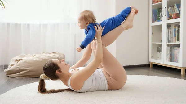 Šťastný Rozesmátý Chlapeček Baví Matkou Dělá Fitness Cvičení Podlaze Rodinná — Stock fotografie
